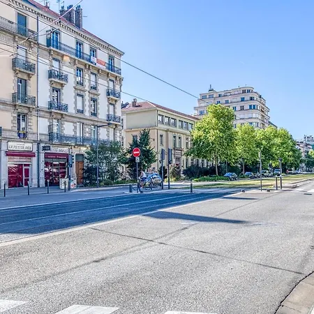 Le Petit Parfait Confort Gare Hamac Netflix